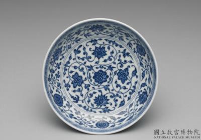 图片[2]-Dish with Indian lotus scrolls in underglaze blue, Qing dynasty, Qianlong reign (1736-1795)-China Archive